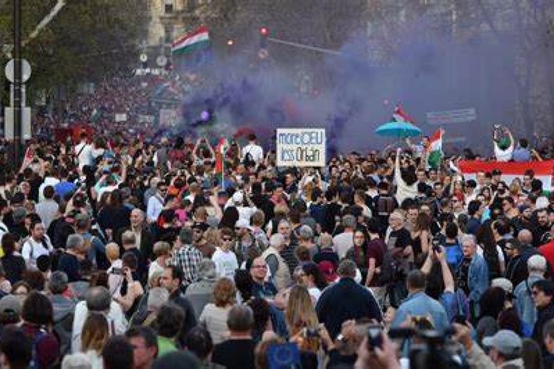 Des milliers de personnes protestent contre le gouvernement en Hongrie 